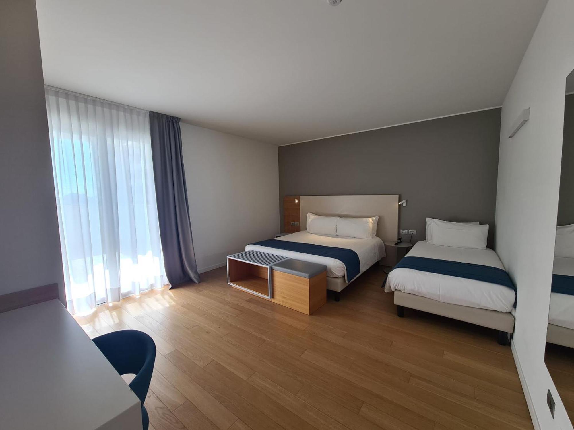 Hesperia Hotel & Residence Лидо ди Йезоло Стая снимка